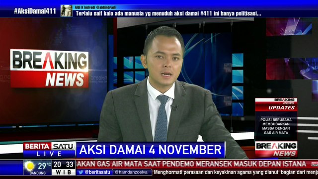 Mobil Polisi Dibakar Massa Depan Istana Negara