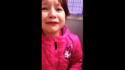 Cet homme donne la FROUSSE de sa vie à cette FILLETTE en PLEURS. La raison va vous SURPRENDRE !!