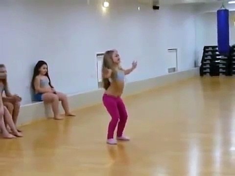 Маленькая девочка супер танцует