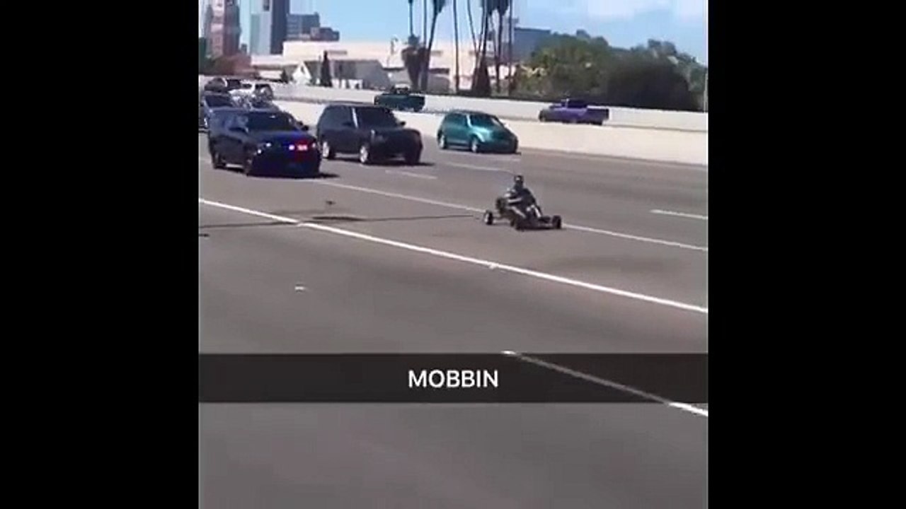 Un homme roule en kart pour ຜ à la police