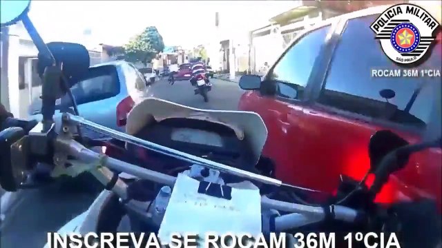 Une course poursuite en moto prend fin d’ drô de facon...