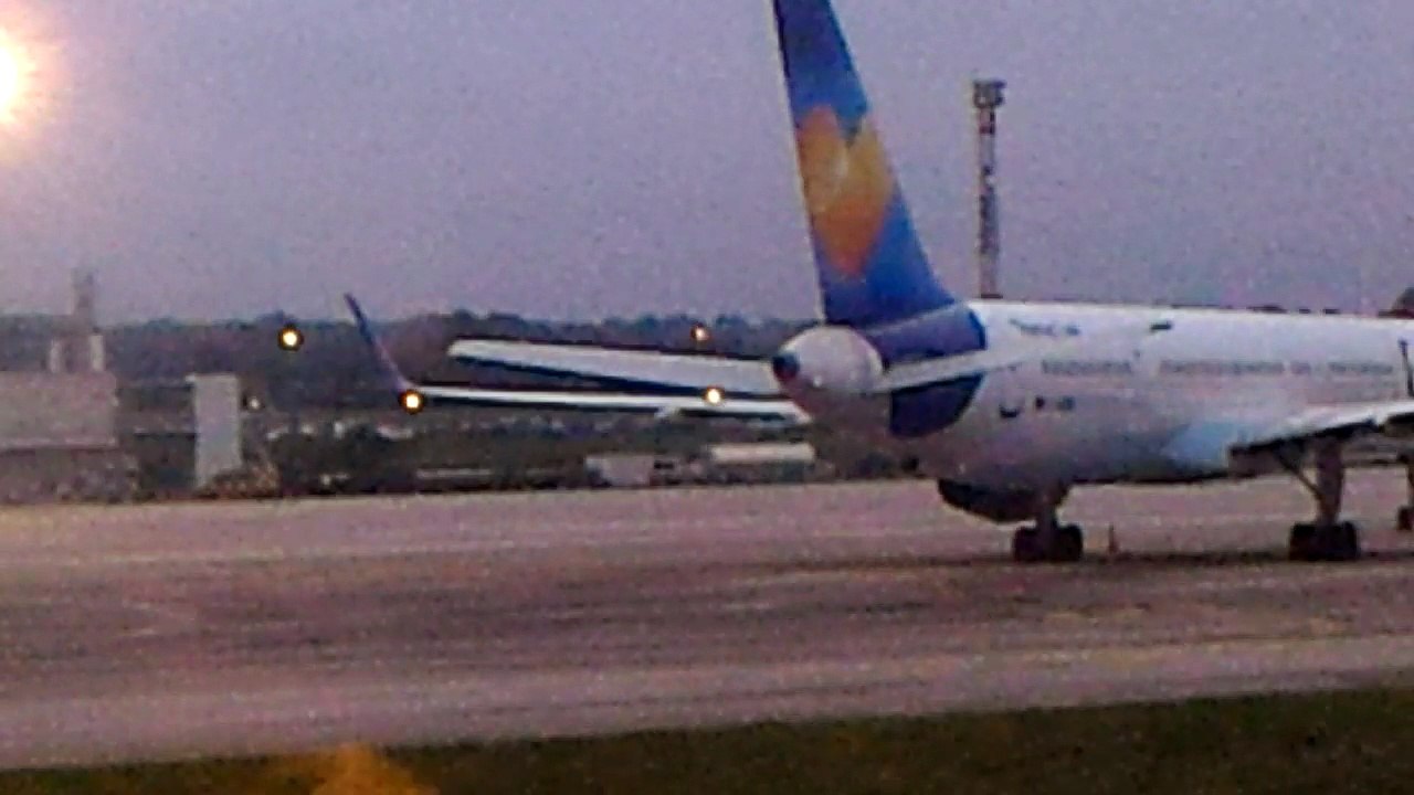 v28- L'avion roule à son emplacement