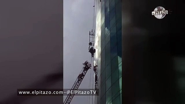 Mira cómo salvaron los bomberos a trabajadores de torre Banesco