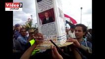 صياد يحتفل بالعيد القومى لكفر الشيخ بحمل تاريخ مصر فوق رأسه