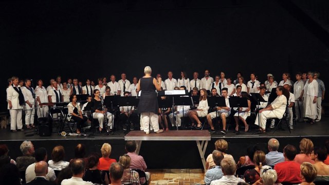 A la volonté du peuple interprété par la chorale « D’ici et d’ailleurs » de l’école de musique de Mèze