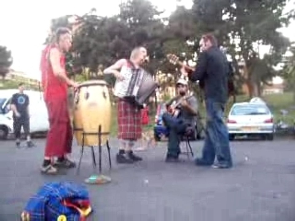 En attendant le tekos d'italie (parking turin)