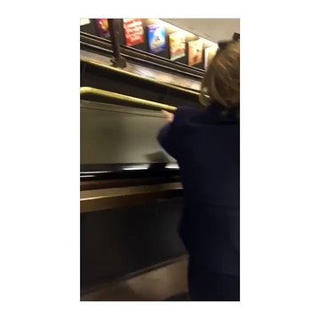 Actriz de Harry Potter fue descubierta escondiendo libros en Londres