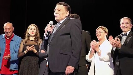 عادل امام يمازح وزير الثقافة" هو في وزير بيعزف عود ؟ (فيديو)