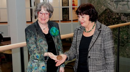 Nissewaardpenning in het leven geroepen - overhandiging door Tineke Nusink / Spijkenisse 2016