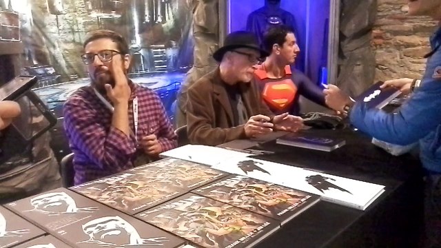 Frank Miller firma autografi a Lucca Comics presso RW Lion