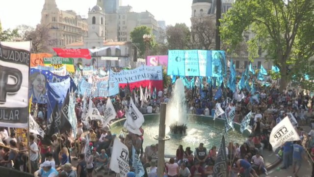 Trabajadores, estudiantes y grupos sociales marchan contra en Argentina contra ajuste de Macri