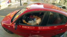 Il jette ses déchets par la vitre de sa voiture, mais il va rapidement le regretter!