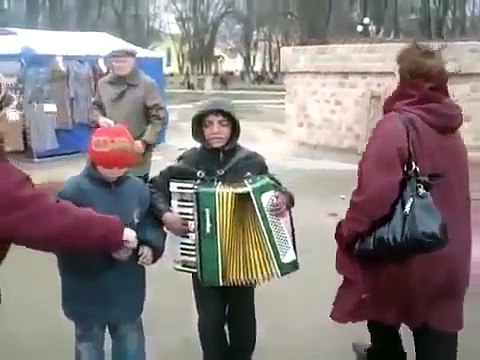 Бездомные ребятишки ! поют так аж слезы на глазах!голоса супер!
