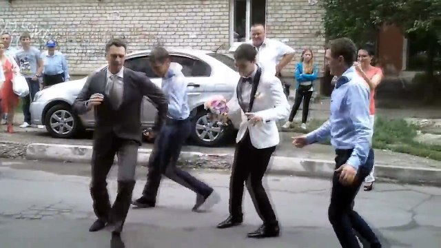 Прикольный танец жениха для невесты.