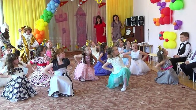 Зажигательный танец на выпускном утреннике в детском саду