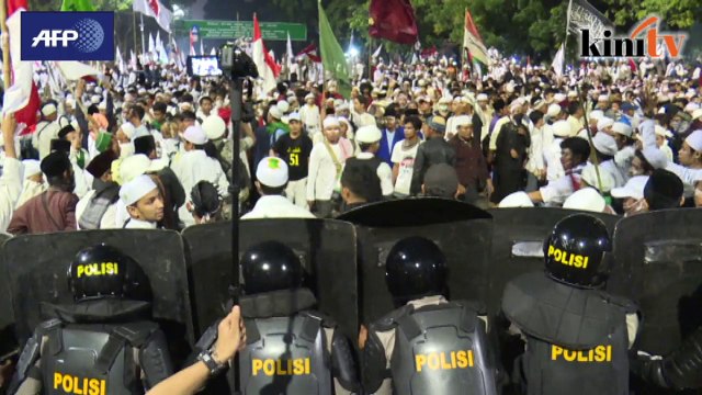 Jakarta rally turns violent as Muslim hardliners attack police