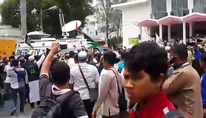 Tv media''Metro Tv'' was expelled by demonstrans in indonesian 4 nov 2016