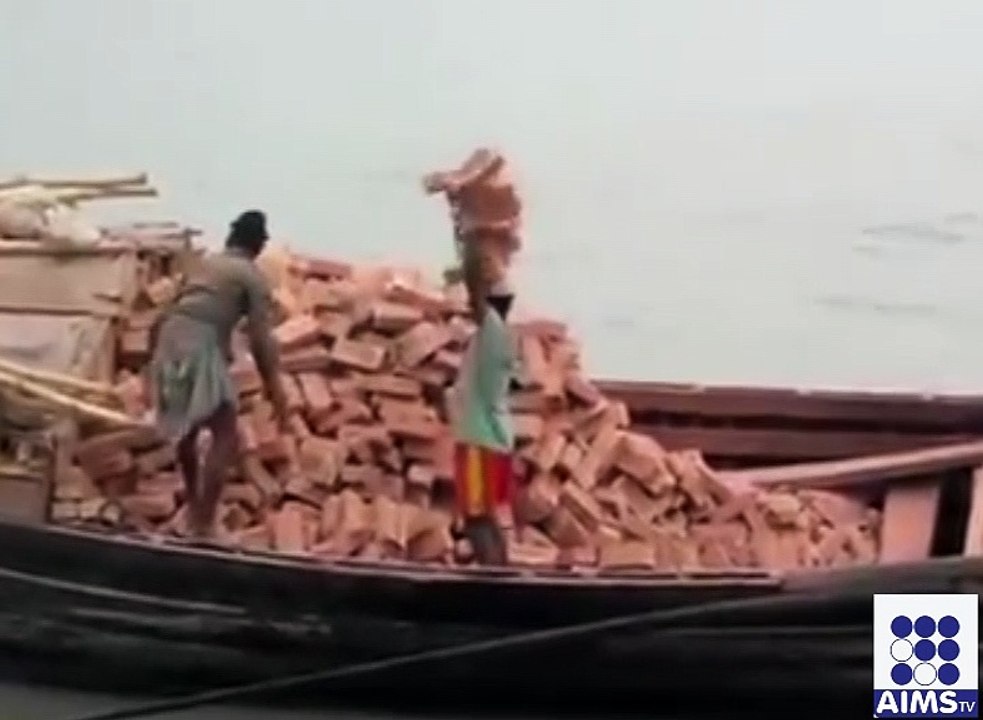 چھوٹے سے بچے پر مزدوری کا یہ بوجھ