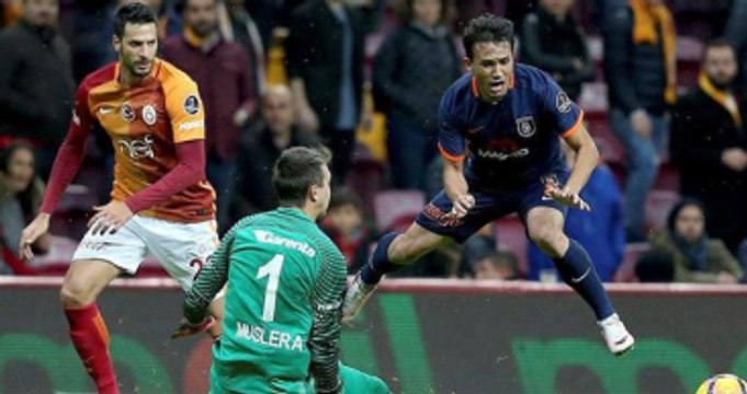 Muslera, Bu Kez Çalım Yaparken Çuvalladı