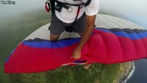 Ce parachutiste se pose en l'air sur le parachute de son pote... Dingue