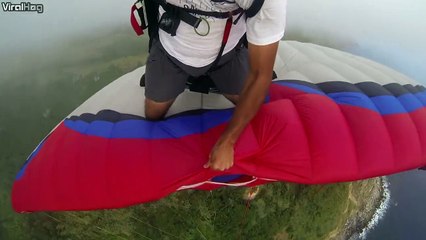 Télécharger la video: Ce parachutiste se pose en l'air sur le parachute de son pote... Dingue