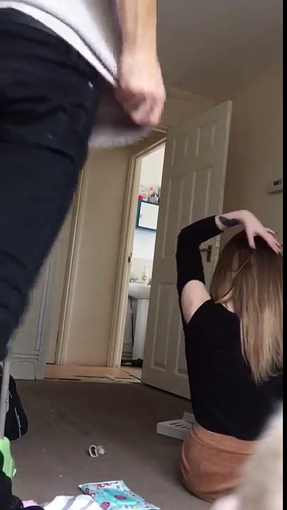 Il fait flipper sa copine en imitant la fillette de l'Exorciste! Ahaha