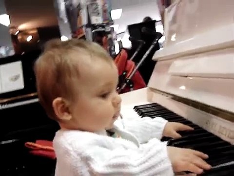 Bébé de 8 mois au Piano pour la première fois déjà des prédisposition ?