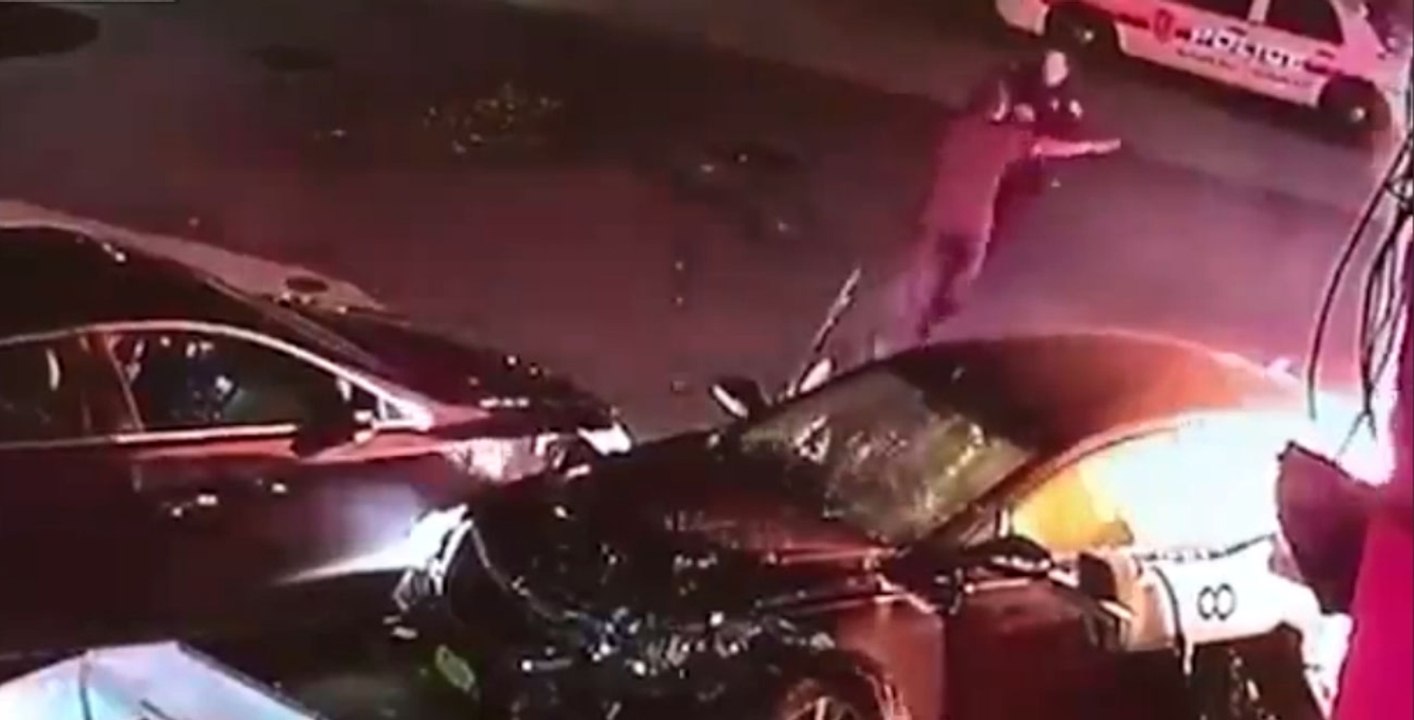Akaryakıt istasyonuna daldı, polise saldırdı