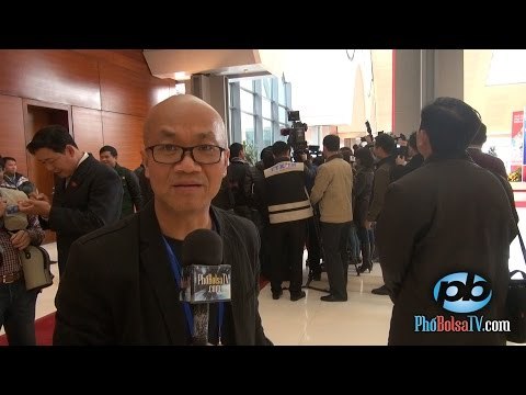 Cảnh săn tin danh sách bầu cử chính thức ở hành lang Đại hội 12 ĐCSVN