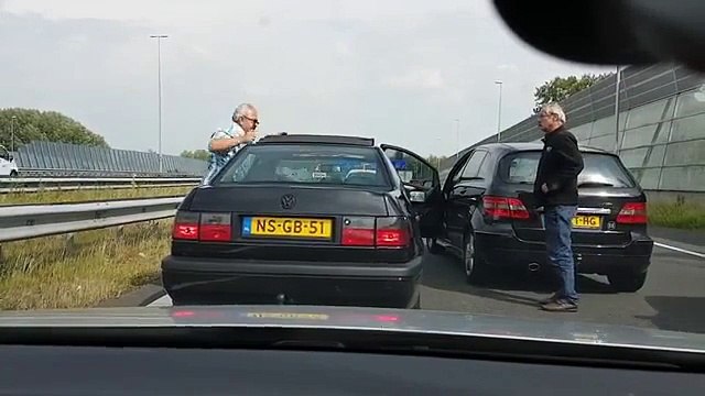 Quand des papys se bastonnent sur la route, ça fais mal !