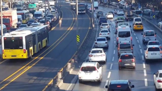 Çırılçıplak Metrobüs Yoluna Atlayan Vatandaş Yardım İstemiş