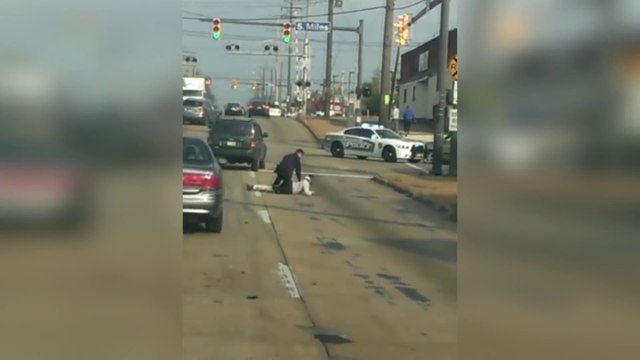 Un homme non identifié lutte contre un agent de police après il vole sa voiture.