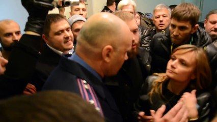активисты показали видео позорного изгнания Валерия Лютого из здания облполиции в Черкассах