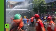 Violentes manifestations au Chili : la police réplique par des canons à eau et des gaz lacrymogènes