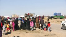 الاف النازحين يصلون الى مخيم حسن شام شرق الموصل