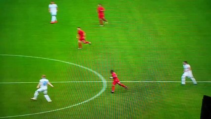 La superbe frappe en plaine lucarne qui sèche complètement Manuel Neuer !