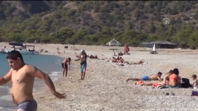 Sıcak Havayı Fırsat Bilen Vatandaşlar Denize Girdi