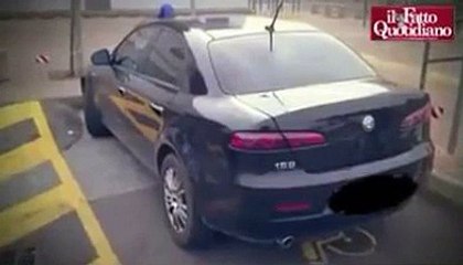 auto blu nel posto per invalidi