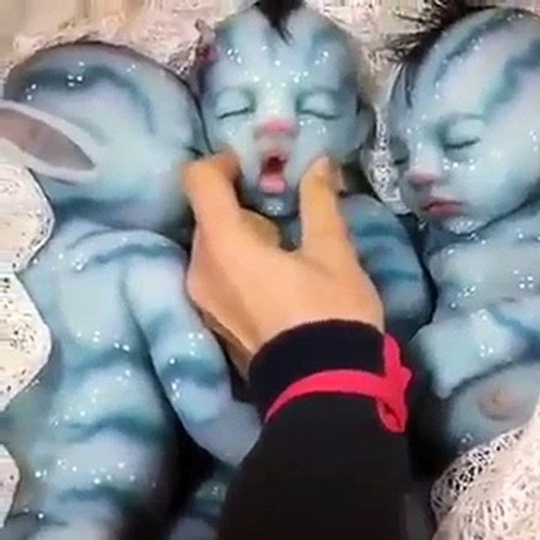 Ces poupées ont l'air tellement réelle que ça en est flippant - Vidéo  Dailymotion