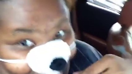 Mama zawozi kotka do szkoły