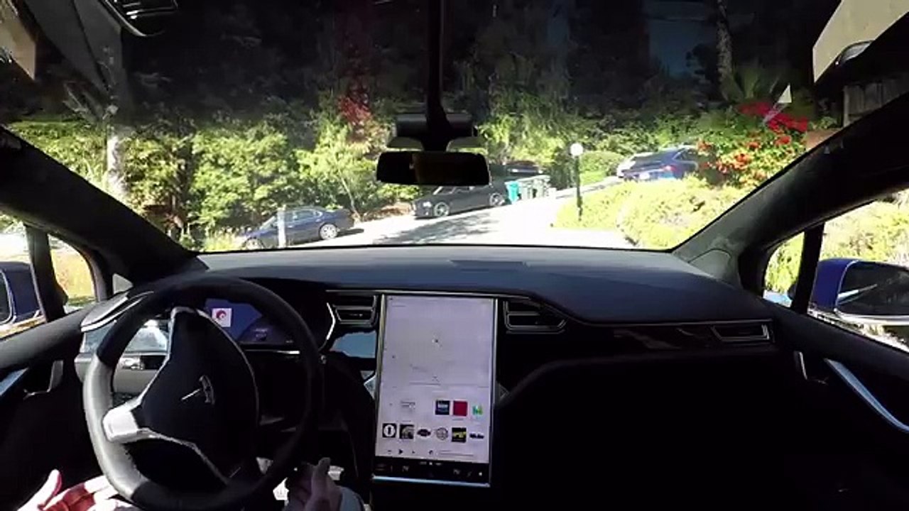 Une Tesla en conduite 100% autonome