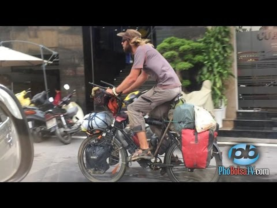 CHUYỆN ĐỜI THƯỜNG: Chàng Tây ba lô cưỡi xe đạp thồ trên phố Hà Nội