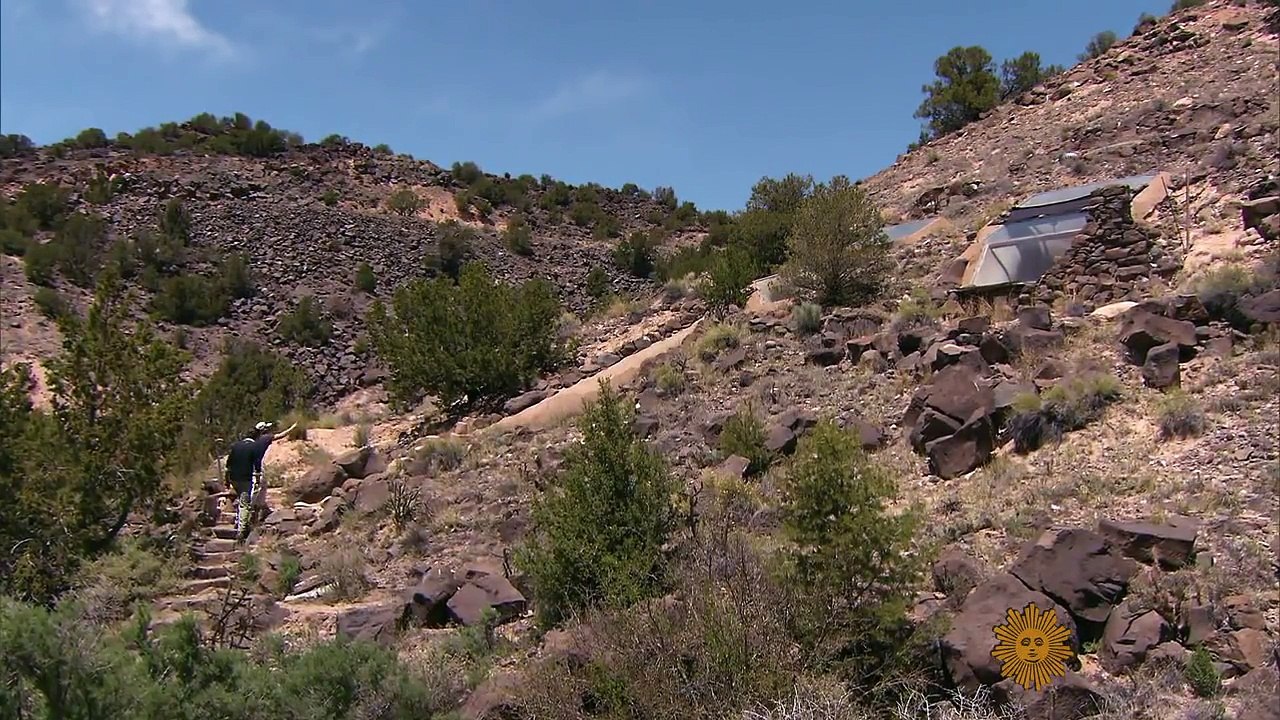 Un bărbat s-a IZOLAT în acest loc timp de 25 de ani. Când au intrat în interior am rămas FĂRĂ CUVINTE... WOW!