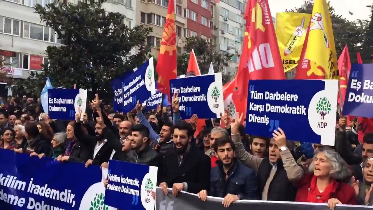 Şişli'de HDP için bir araya gelen kitle hep bir ağızdan haykırıyor- "Direne direne kazanacağız!" -2016-11-05