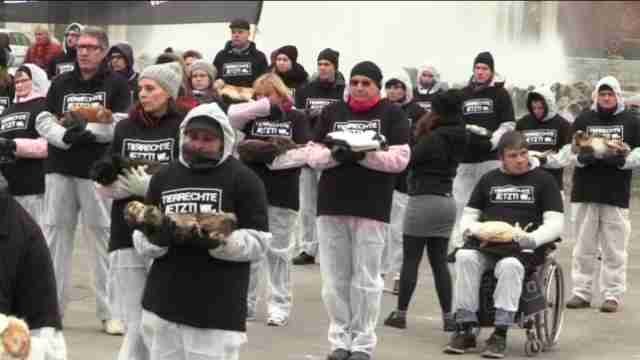 Protestan en Austria con 650 animales muertos en brazos contra la explotación animal