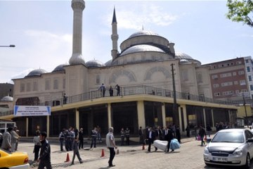 Yüksekova'da Camilerden "Kepenklerinizi Açın" Anonsu