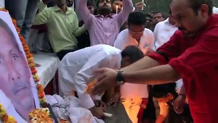 जंतर-मंतर पर हज़ारों AAP कार्यकर्ताओं ने दी शहीद सुबेदार रामकिशन ग्रेवाल को श्रद्धांजलि