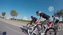 Il fixe un extincteur sur son vélo, ce qui se passe est hallucinant !