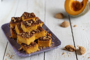 Quadrotti dolci alla zucca con amaretti e cioccolato