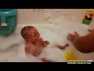 Babası Köpüklere Üfleyince Pek Mutlu Olan Bebek